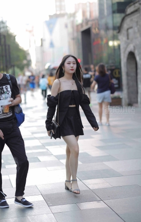 抹胸裙，香肩美女