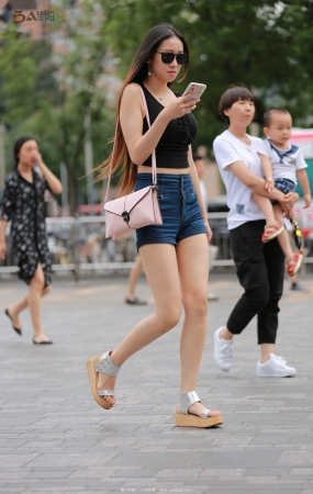 吊带小胸衣牛仔短裤大长腿美女-11P
