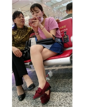 4k超清，候车室内教母亲玩手机的裸腿小清新妹子