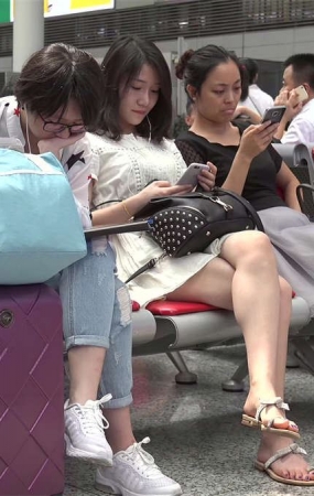 清纯优雅的女人，可能从来没想到打瞌睡的样子会被人拍下