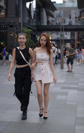 街拍白短裙小姐姐