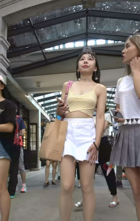 黄色吊带衫白色短裙美女