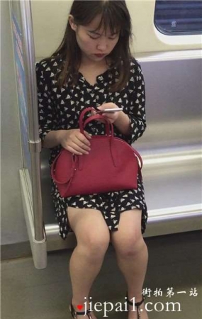 地铁车厢内遇见斑点连衣裙美腿美女，鲜艳的红唇。