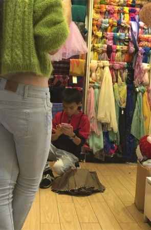 玩具店紧牛美女