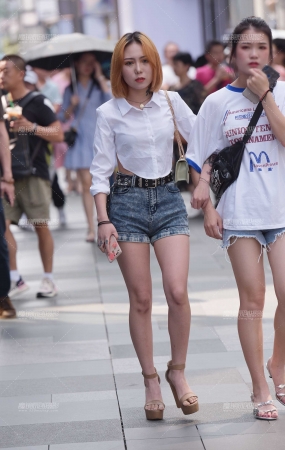 露背的美女