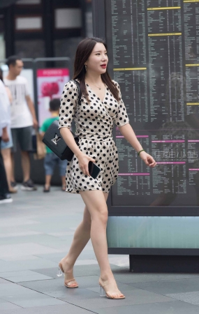 街拍斑点裙性感美女