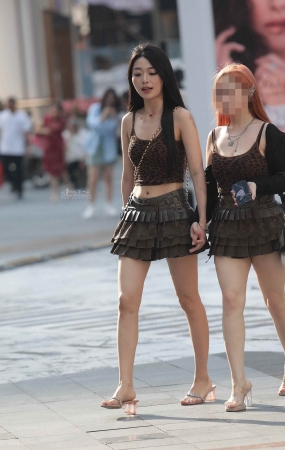 短裙街拍少妇
