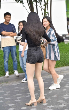 小姐姐爱拍照
