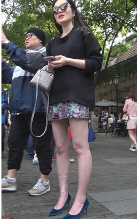长发白嫩裸腿小姐姐