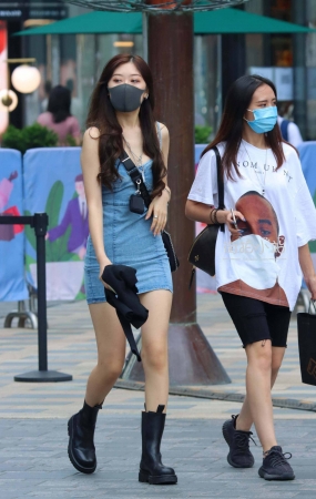 牛仔裙小姐姐