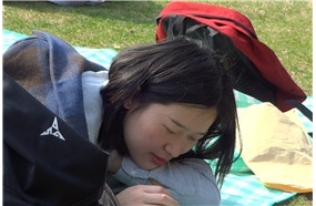 小姐姐趴着玩手机对眼睛不好哦 [0.98 GB/MP4]