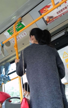 长线衫光腿长腿美眉