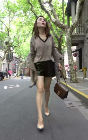 性感美腿米色高跟鞋街拍美女