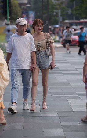 热裤美女