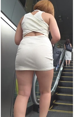 连衣黄发妹子