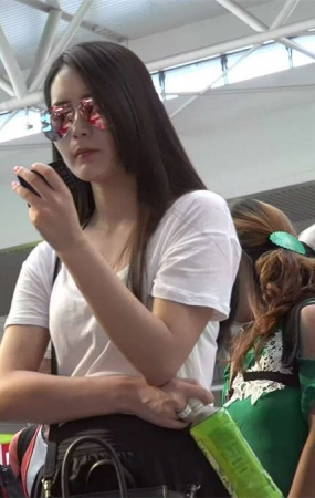 茫茫旅客中能出现这样的美女是多么不易