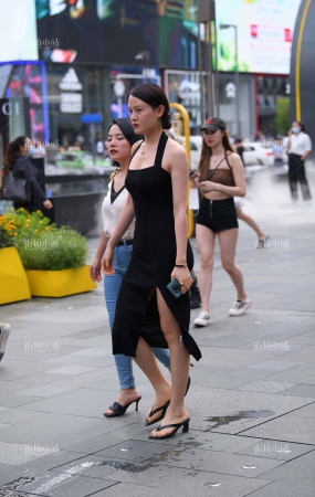 街拍黑色开叉长裙
