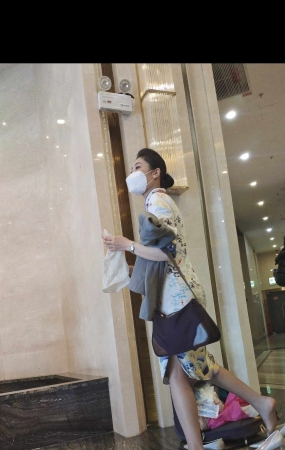 4K视频偶遇海航空姐飞一天了下班灰si高跟换鞋