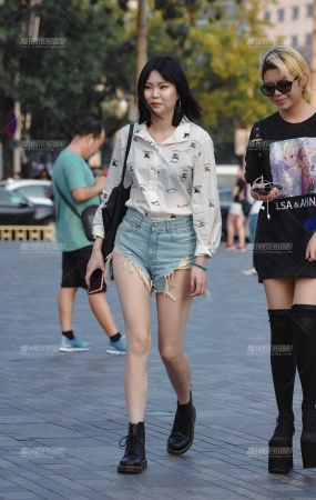 热裤长腿美女