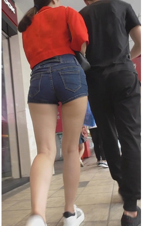 红衣蓝热裤