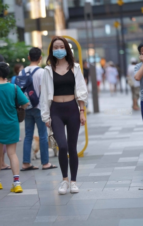 街拍紧身裤小姐姐