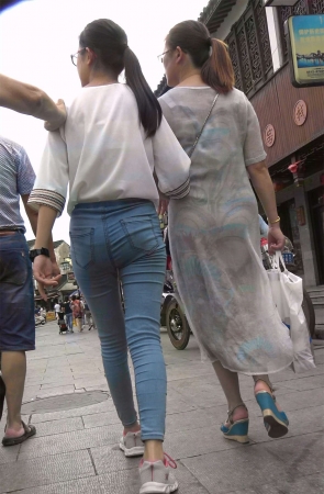 极品紧身蓝牛白衬衫运动鞋街拍学生妹