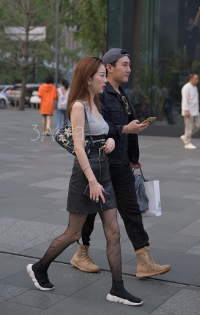 带字母的黑丝美腿女友-16P