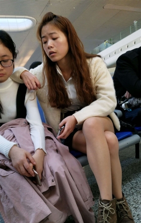 高铁站等车的裸腿长发美眉
