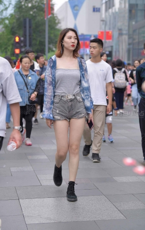 小姐姐一副冷酷的表情