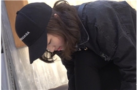 4k-黑衣黑裤鸭舌帽网袜街拍美女