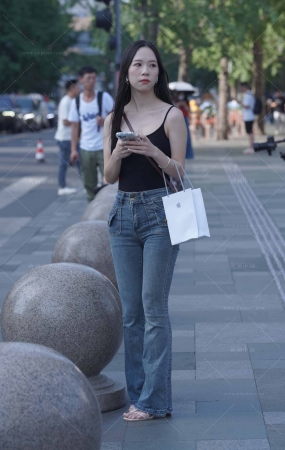 街拍蓝色牛仔长裤小姐姐