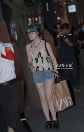 夜拍带唇钉的女孩