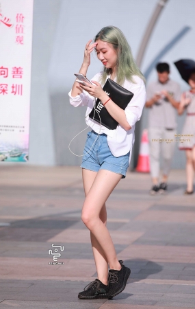 热裤，美腿，绿头发~~~