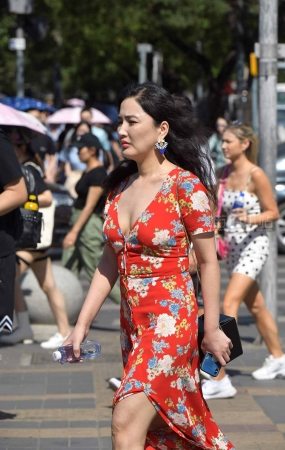 花裙子低胸街拍美女