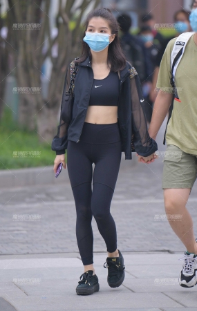 黑色瑜伽裤美女