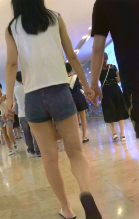 苗条美腿短裤牛仔美女
