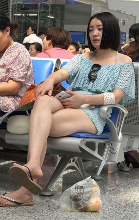 高铁候车室的漂亮美女嫩足抖脚