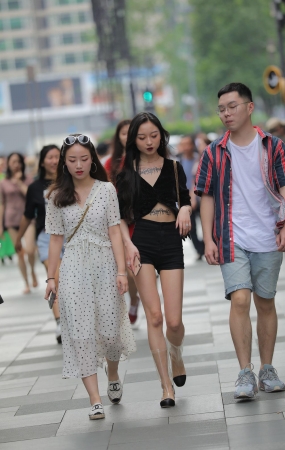 热裤美眉