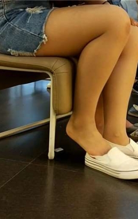 鞋店试鞋的丝袜牛仔包臀裙小美女