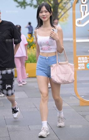 爱笑热裤小妹