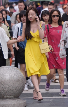 黄色连衣裙美女