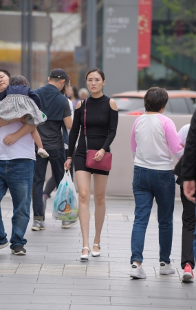 黑色短裙美女