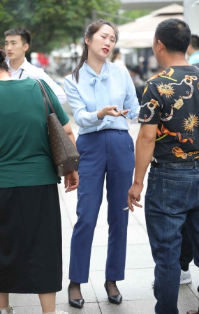 【街拍心灵】宝马销售顾问黑短丝街拍高跟