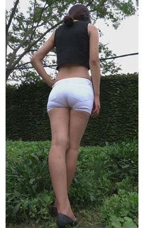 模拍紧身白色小热裤露腰美女