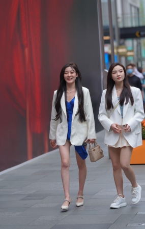两个漂亮的白色外套女孩
