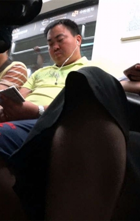 地铁跟拍连衣裙金发白腿少妇