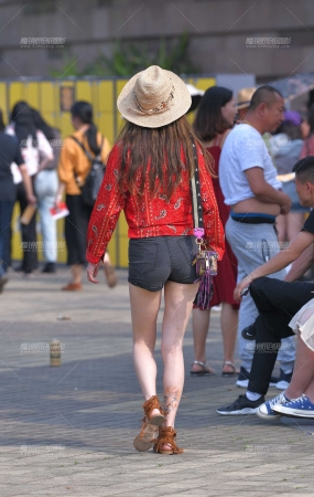 紧致热裤女孩