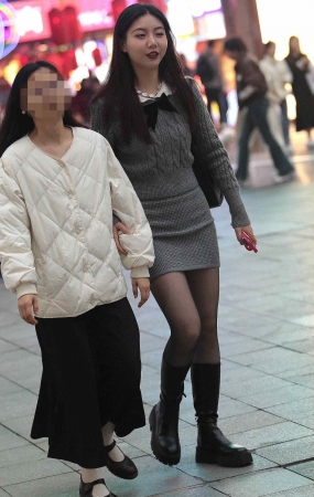 街拍黑丝少妇