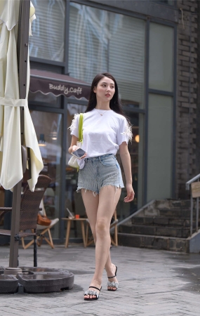 一始街拍作品 蓝色牛仔热裤美女