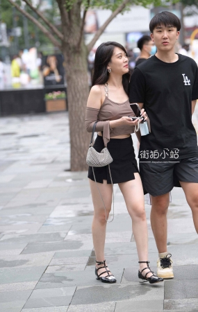 帅小哥的漂亮女友~